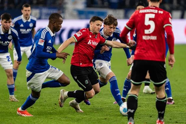 GER, 2. FBL FC Schalke 04 vs Hannover 96 14.03.2025, Veltins Arena, Gelsenkirchen, GER, 2. FBL FC Schalke 04 vs Hannover 96 im Bild: Zweikampf zwischen Enzo Leopold (Hannover 96, 8) und Max Grüger Grueger (FC Schalke 04, 37)
