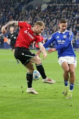 14.03.2025, xrekx, Fussball 2.Bundesliga, FC Schalke 04 - Hannover 96 v.l. Andreas Voglsammer (Hannover 96) Paul Seguin (FC Schalke 04) Zweikampf, Aktion, action, battle for the ball (DFL DFB REGULATIONS PROHIBIT ANY USE OF PHOTOGRAPHS as IMAGE SEQUENCES and or QUASI-VIDEO) Gelsenkirchen