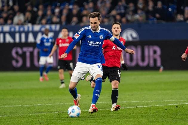 GER, 2. FBL FC Schalke 04 vs Hannover 96 14.03.2025, Veltins Arena, Gelsenkirchen, GER, 2. FBL FC Schalke 04 vs Hannover 96 im Bild: Kenan Karaman (FC Schalke 04, 19) Einzelaktion; Ganzkörper Ganzkoerper ; Ball am Fuss; Torschuss