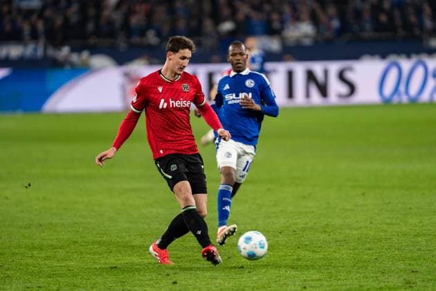 GER, 2. FBL FC Schalke 04 vs Hannover 96 14.03.2025, Veltins Arena, Gelsenkirchen, GER, 2. FBL FC Schalke 04 vs Hannover 96 im Bild: Phil Neumann (Hannover 96, 5) Einzelaktion; Ganzkörper Ganzkoerper ; Ball am Fuss;