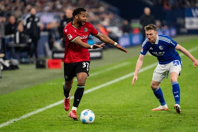 GER, 2. FBL FC Schalke 04 vs Hannover 96 14.03.2025, Veltins Arena, Gelsenkirchen, GER, 2. FBL FC Schalke 04 vs Hannover 96 im Bild: Brooklyn Ezeh (Hannover 96, 37) Einzelaktion; Ganzkörper Ganzkoerper ; Ball am Fuss; zeigt was an Tobias Mohr (FC Schalke 04, 29) im Hintergrund
