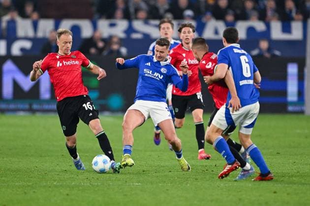 14.03.2025, Fussball, 2. Bundesliga, 26. Spieltag Saison 2024 2025, FC Schalke 04 - Hannover 96, Havard Nielsen (Hannover 96), Paul Seguin (FC Schalke 04) xRHR-FOTO TKx