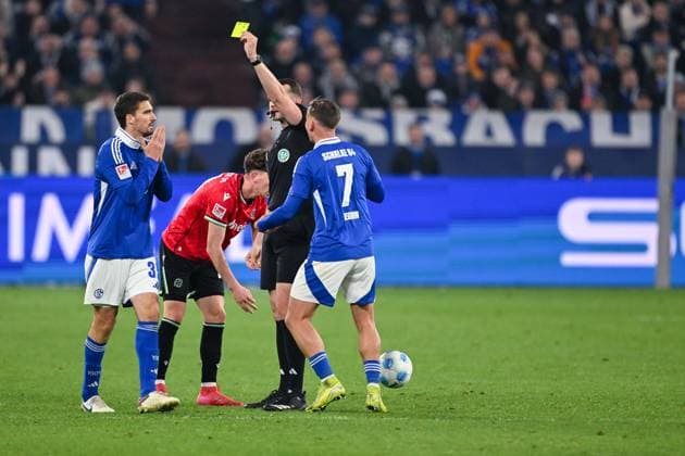 14.03.2025, Fussball, 2. Bundesliga, 26. Spieltag Saison 2024 2025, FC Schalke 04 - Hannover 96, Gelbe Karte für Marcin Kaminski (FC Schalke 04) xRHR-FOTO TKx