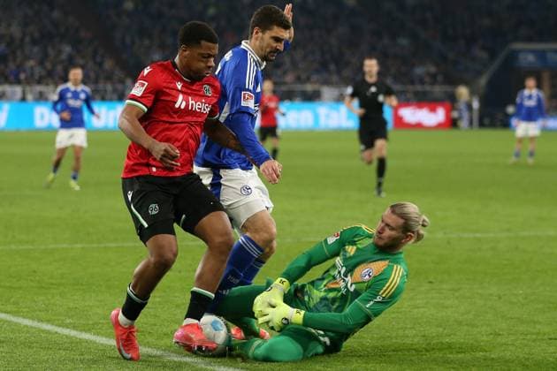 14.03.2025, xrekx, Fussball 2.Bundesliga, FC Schalke 04 - Hannover 96 v.l. Jessic Ngankam (Hannover 96) Marcin Kaminski (FC Schalke 04) Zweikampf, Aktion, action, battle for the ball Loris Karius (FC Schalke 04) (DFL DFB REGULATIONS PROHIBIT ANY USE OF PHOTOGRAPHS as IMAGE SEQUENCES and or QUASI-VIDEO) Gelsenkirchen