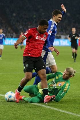 14.03.2025, xrekx, Fussball 2.Bundesliga, FC Schalke 04 - Hannover 96 v.l. Jessic Ngankam (Hannover 96) Marcin Kaminski (FC Schalke 04) Zweikampf, Aktion, action, battle for the ball Loris Karius (FC Schalke 04) (DFL DFB REGULATIONS PROHIBIT ANY USE OF PHOTOGRAPHS as IMAGE SEQUENCES and or QUASI-VIDEO) Gelsenkirchen