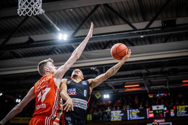 Sport Themen der Woche KW11 Sport Bilder des Tages 1. Basketball Bundesliga, easyCredit BBL, Saison 2024 2025, Herren, Hauptrunde, 24. Spieltag, 14.03.2025, RASTA Vechta - ratiopharm Ulm Nelson Weidemann ( 0 - ratiopharm Ulm) beim Korbleger Vechta RASTA Dome Niedersachsen Deutschland *** 1 Basketball Bundesliga, easyCredit BBL, Season 2024 2025, Men, Main Round, 24 Matchday, 14 03 2025, RASTA Vechta ratiopharm Ulm Nelson Weidemann 0 ratiopharm Ulm on a lay-up Vechta RASTA Dome Lower Saxony Germany