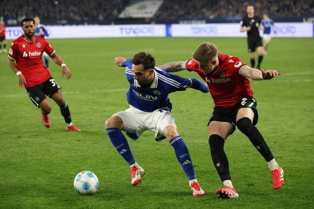 Kenan Karaman (FC Schalke 04) und Josh Knight (Hannover 96) beim Spiel der 2. BL (Saison 2024 25) FC Schalke 04 - Hannover 96 Copyright: Thomas Pakusch