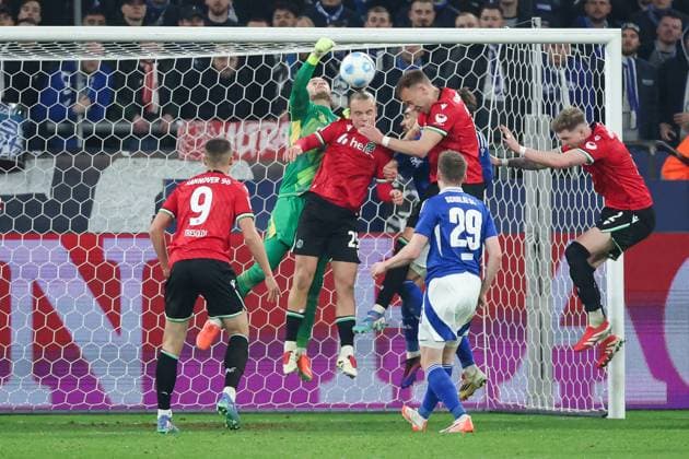 2. Bundesliga - FC Schalke 04 - Hannover 96 am 14.03.2025 in der Veltins-Arena auf Schalke Havard Nielsen (Hannover 16) erzielt gegen Torwart Loris Karius (Schalke 27) das Tor zum 1 zu 2