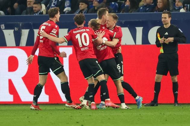 2. Bundesliga - FC Schalke 04 - Hannover 96 am 14.03.2025 in der Veltins-Arena auf Schalke Jubel, Torjubel, Torschuetze, Torschütze Havard Nielsen (Hannover 16) jubelt nach seinem Tor zum 1 zu 2 mit der Mannschaft