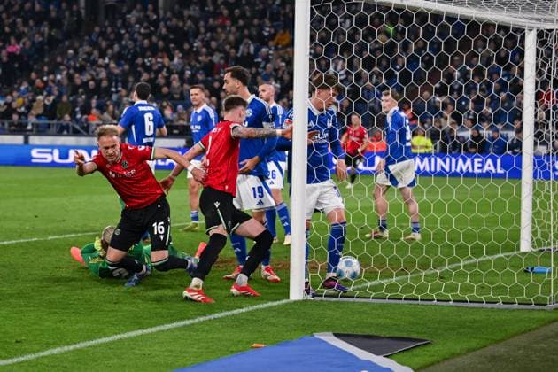 14.03.2025, Fussball, 2. Bundesliga, 26. Spieltag Saison 2024 2025, FC Schalke 04 - Hannover 96, Havard Nielsen (Hannover 96) freut sich über das Tor zum 1:2 mit der Mannschaft xRHR-FOTO TKx