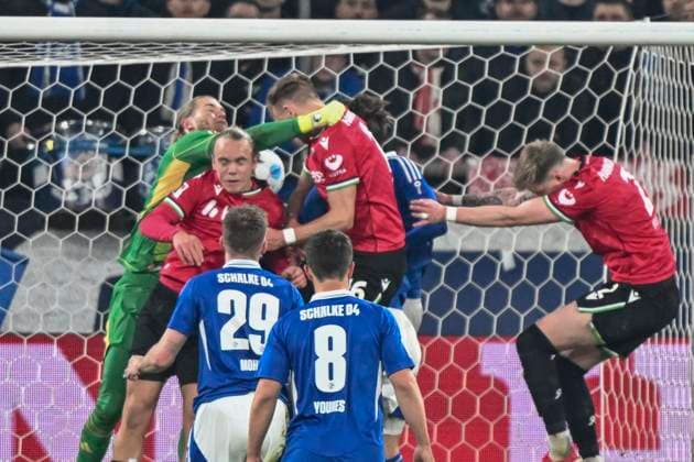 RECORD DATE NOT STATED Havard Nielsen (Hannover 16) erzielt das Tor zum 2:1 14.03.2025 Fussball FC Schalke 04 vs Hannover 96, Veltins-Arena, Gelsenkirchen, DFB DFL REGULATIONS PROHIBIT ANY USE OF PHOTOGRAPHS AS IMAGE SEQUENCES AND OR QUASI-VIDEO