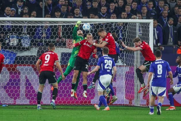 14.03.2025, Fussball, Saison 2024 2025, 2. Bundesliga, 26. Spieltag, FC Schalke 04 - Hannover 96, Havard Nielsen (Hannover 96) erzielt das Tor zum 1 zu 2. Gelsenkirchen Veltins Arena NRW Deutschland xRHR-FOTO TRx