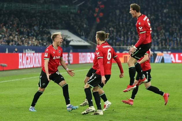 14.03.2025, xrekx, Fussball 2.Bundesliga, FC Schalke 04 - Hannover 96 v.l. Torjubel nach dem Tor zum 1:2 celebrating the goal celebrate durch Havard Nielsen (Hannover 96) (DFL DFB REGULATIONS PROHIBIT ANY USE OF PHOTOGRAPHS as IMAGE SEQUENCES and or QUASI-VIDEO) Gelsenkirchen