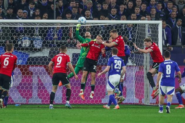 14.03.2025, Fussball, Saison 2024 2025, 2. Bundesliga, 26. Spieltag, FC Schalke 04 - Hannover 96, Havard Nielsen (Hannover 96) erzielt das Tor zum 1 zu 2. Gelsenkirchen Veltins Arena NRW Deutschland xRHR-FOTO TRx