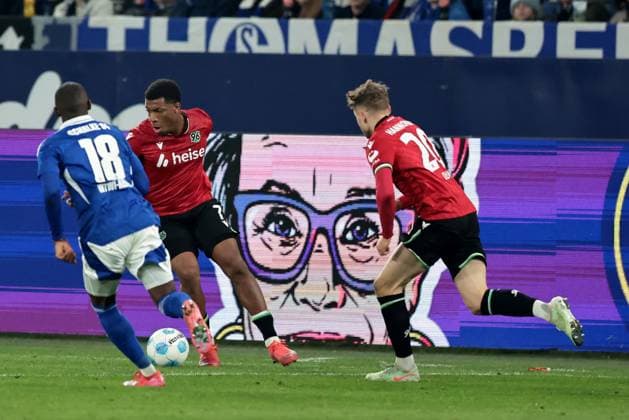 Christopher Antwi-Adjei (FC Schalke 04) und Jessic Ngankam (Hannover 96) beim Spiel der 2. BL (Saison 2024 25) FC Schalke 04 - Hannover 96 Copyright: Thomas Pakusch