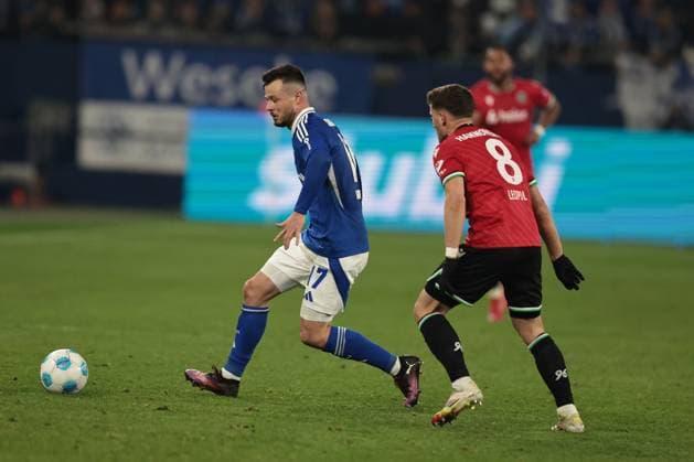 Adrian Gantenbein (FC Schalke 04) und Enzo Leopold (Hannover 96) beim Spiel der 2. BL (Saison 2024 25) FC Schalke 04 - Hannover 96 Copyright: Thomas Pakusch