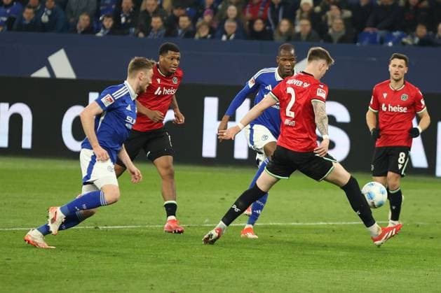 Josh Knight (Hannover 96) beim Spiel der 2. BL (Saison 2024 25) FC Schalke 04 - Hannover 96 Copyright: Thomas Pakusch
