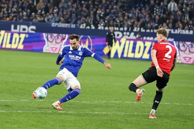 Kenan Karaman (FC Schalke 04) und Josh Knight (Hannover 96) beim Spiel der 2. BL (Saison 2024 25) FC Schalke 04 - Hannover 96 Copyright: Thomas Pakusch