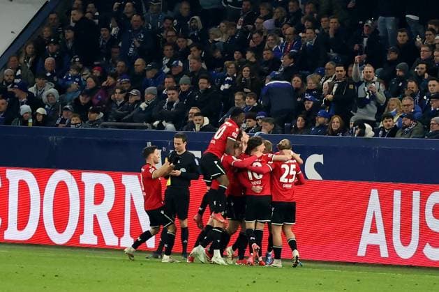 Die Spieler von Hannover 96 freuen sich über das Tor zum 1:2 durch Havard Nielsen (Hannover 96) beim Spiel der 2. BL (Saison 2024 25) FC Schalke 04 - Hannover 96 Copyright: Thomas Pakusch