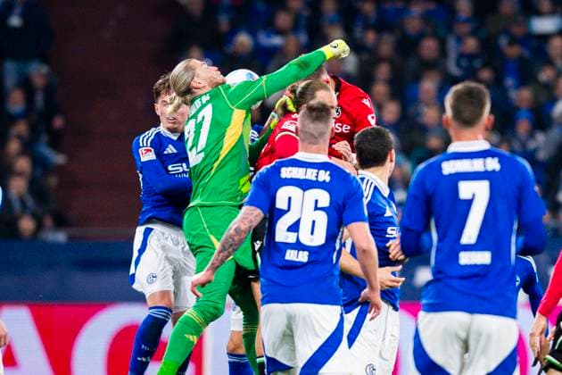 Sport Themen der Woche KW11 Sport Bilder des Tages 14.03.2025 - Fußball, 2024 2025, 2. Bundesliga, 26. Spieltag, FC Schalke 04 - Hannover 96: (M) Havard Nielsen (Hannover) macht das Tor zum 1:2 vor Loris Karius (Schalke) DFL REGULATIONS PROHIBIT ANY USE OF PHOTOGRAPHS AS IMAGE SEQUENCES AND OR QUASI-VIDEO. Gelsenkirchen Nordrhein-Westfalen Deutschland Veltins Arena *** 14 03 2025 Soccer, 2024 2025, 2 Bundesliga, Matchday 26, FC Schalke 04 Hannover 96 M Havard Nielsen Hannover scores the goal for 1 2 in front of Loris Karius Schalke DFL REGULATIONS PROHIBIT ANY USE OF PHOTOGRAPHS AS IMAGE SEQUENCES AND OR QUASI VIDEO Gelsenkirchen North Rhine-Westphalia Germany Veltins Arena