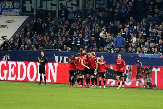 Die Spieler von Hannover 96 freuen sich über das Tor zum 1:2 durch Havard Nielsen (Hannover 96) beim Spiel der 2. BL (Saison 2024 25) FC Schalke 04 - Hannover 96 Copyright: Thomas Pakusch