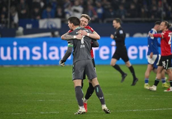 Jubel Torwart Ron-Robert Zieler (Hannover 96), Josh Knight (Hannover 96) 14.03.2025, Fussball 2. Bundesliga, 26. Spieltag, Saison 2024 2025 FC Schalke 04 - Hannover 96 1:2 Foto: Maik Hölter Team2 DFL regulations prohibit any use of photographs as image sequences and or quasi-video Gelsenkirchen Veltins Arena Nordrhein Westfalen Deutschland