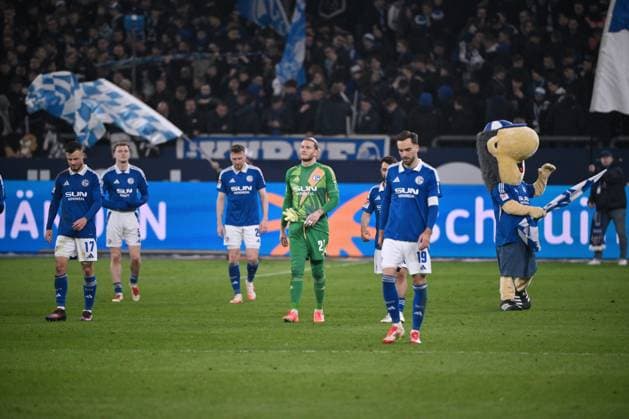 Enttäuschung bei den Schalkern nach dem Abpfiff, mitte, Torwart Loris Karius (Schalke 04) 14.03.2025, Fussball 2. Bundesliga, 26. Spieltag, Saison 2024 2025 FC Schalke 04 - Hannover 96 1:2 Foto: Maik Hölter Team2 DFL regulations prohibit any use of photographs as image sequences and or quasi-video Gelsenkirchen Veltins Arena Nordrhein Westfalen Deutschland