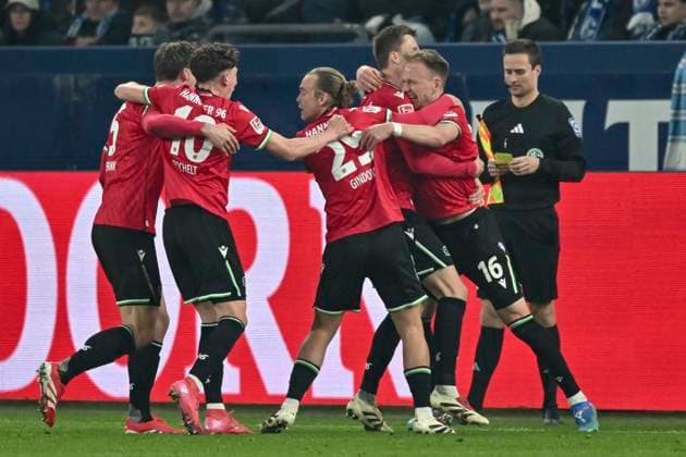 RECORD DATE NOT STATED Havard Nielsen (Hannover 16) jubelt nach dem Tor zum 1:2 mit der Mannschaft 14.03.2025 Fussball FC Schalke 04 vs Hannover 96, Veltins-Arena, Gelsenkirchen, DFB DFL REGULATIONS PROHIBIT ANY USE OF PHOTOGRAPHS AS IMAGE SEQUENCES AND OR QUASI-VIDEO