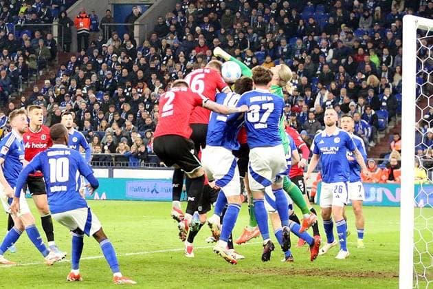 14.03.2025, xrekx, Fussball 2.Bundesliga, FC Schalke 04 - Hannover 96 v.l. Torschuss zum 1:2 durch Havard Nielsen (Hannover 96) Loris Karius (FC Schalke 04) (DFL DFB REGULATIONS PROHIBIT ANY USE OF PHOTOGRAPHS as IMAGE SEQUENCES and or QUASI-VIDEO) Gelsenkirchen