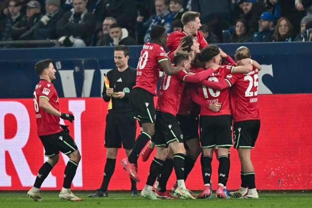 RECORD DATE NOT STATED Havard Nielsen (Hannover 16) jubelt nach dem Tor zum 1:2 mit der Mannschaft 14.03.2025 Fussball FC Schalke 04 vs Hannover 96, Veltins-Arena, Gelsenkirchen, DFB DFL REGULATIONS PROHIBIT ANY USE OF PHOTOGRAPHS AS IMAGE SEQUENCES AND OR QUASI-VIDEO