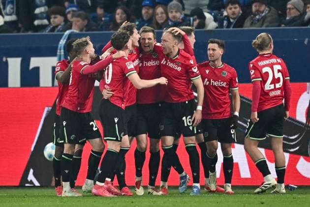 RECORD DATE NOT STATED Havard Nielsen (Hannover 16) jubelt nach dem Tor zum 1:2 mit der Mannschaft 14.03.2025 Fussball FC Schalke 04 vs Hannover 96, Veltins-Arena, Gelsenkirchen, DFB DFL REGULATIONS PROHIBIT ANY USE OF PHOTOGRAPHS AS IMAGE SEQUENCES AND OR QUASI-VIDEO