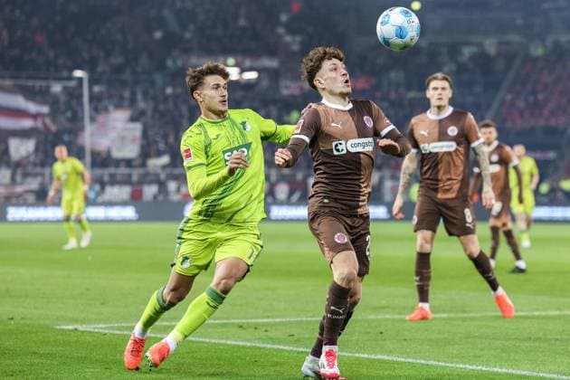 Sport Themen der Woche KW11 Sport Bilder des Tages Fußball 1. Bundesliga 26. Spieltag FC St. Pauli - TSG 1899 Hoffenheim am 14.03.2025 im Millerntor-Stadion in Hamburg Tom Bischof ( Hoffenheim ), links - Philipp Treu ( St. Pauli ), rechts DFL regulations prohibit any use of photographs as image sequences and or quasi-video. *** Soccer 1 Bundesliga 26 Matchday FC St Pauli TSG 1899 Hoffenheim on 14 03 2025 at Millerntor Stadion in Hamburg Tom Bischof Hoffenheim , left Philipp Treu St Pauli , right DFL regulations prohibit any use of photographs as image sequences and or quasi video xJRx