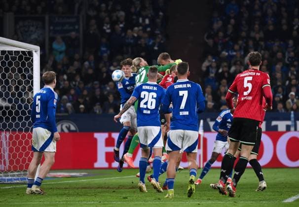 Havard Nielsen (Hannover 96), mitte, erzielt mit diesem Kopfball das Tor zum 1:2 14.03.2025, Fussball 2. Bundesliga, 26. Spieltag, Saison 2024 2025 FC Schalke 04 - Hannover 96 1:2 Gelsenkirchen Veltins Arena Nordrhein Westfalen Deutschland