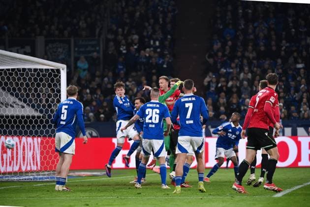 Havard Nielsen (Hannover 96), mitte, erzielt mit diesem Kopfball das Tor zum 1:2 14.03.2025, Fussball 2. Bundesliga, 26. Spieltag, Saison 2024 2025 FC Schalke 04 - Hannover 96 1:2 Gelsenkirchen Veltins Arena Nordrhein Westfalen Deutschland