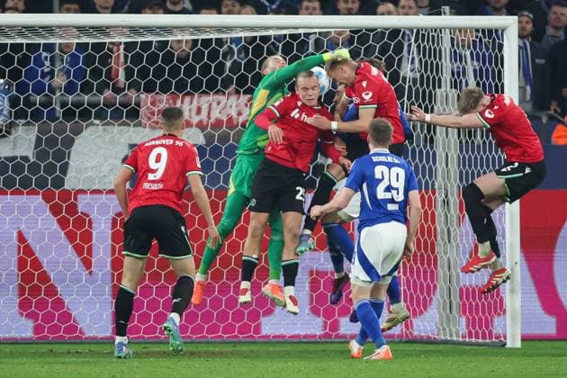 2. Bundesliga - FC Schalke 04 - Hannover 96 am 14.03.2025 in der Veltins-Arena auf Schalke Havard Nielsen (Hannover 16) erzielt gegen Torwart Loris Karius (Schalke 27) das Tor zum 1 zu 2