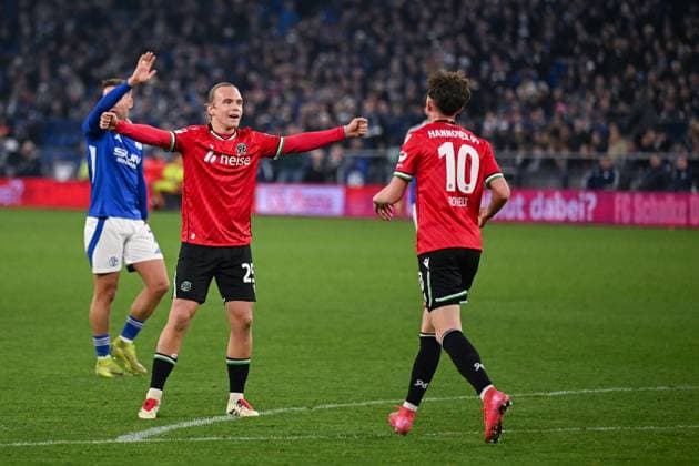 14.03.2025, Fussball, 2. Bundesliga, 26. Spieltag Saison 2024 2025, FC Schalke 04 - Hannover 96, Lars Gindorf (Hannover 96), Jannik Rochelt (Hannover 96) freut sich über das Tor zum 1:1, xRHR-FOTO TKx