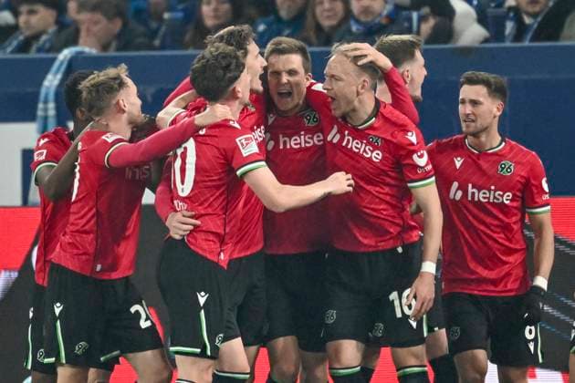 RECORD DATE NOT STATED Havard Nielsen (Hannover 16) jubelt nach dem Tor zum 1:2 mit der Mannschaft 14.03.2025 Fussball FC Schalke 04 vs Hannover 96, Veltins-Arena, Gelsenkirchen, DFB DFL REGULATIONS PROHIBIT ANY USE OF PHOTOGRAPHS AS IMAGE SEQUENCES AND OR QUASI-VIDEO