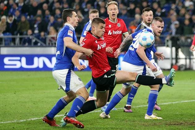 14.03.2025, xrekx, Fussball 2.Bundesliga, FC Schalke 04 - Hannover 96 v.l. Ron Schallenberg (FC Schalke 04) NicolÃ² Tresoldi (Hannover 96) mit der Torchance Havard Nielsen (Hannover 96) Tomas Kalas (FC Schalke 04) (DFL DFB REGULATIONS PROHIBIT ANY USE OF PHOTOGRAPHS as IMAGE SEQUENCES and or QUASI-VIDEO) Gelsenkirchen