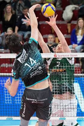 v.li.: Matthew Neaves (Powervolleys Düren, 14) legt den Ball über das Netz, Aktion, Action, Spielszene, 14.03.2025, Düren (Deutschland), Volleyball, 1. Bundesliga Männer, SWD Powervolleys Düren - FT 1844 Freiburg