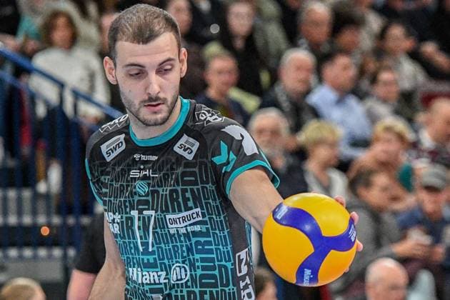 Francois Huetz (Powervolleys Düren, 17) bei der Angabe, beim Aufschlag, Einzelbild, Aktion, Action, 14.03.2025, Düren (Deutschland), Volleyball, 1. Bundesliga Männer, SWD Powervolleys Düren - FT 1844 Freiburg