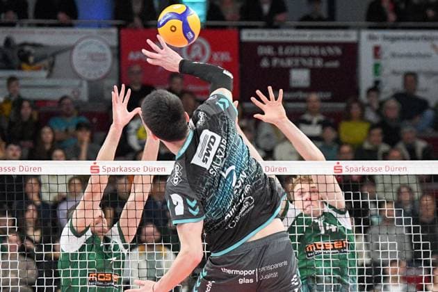 Imanol Salazar (Powervolleys Düren, 5) mitte, legt den Ball über das Netz, Aktion, Action, Spielszene, 14.03.2025, Düren (Deutschland), Volleyball, 1. Bundesliga Männer, SWD Powervolleys Düren - FT 1844 Freiburg
