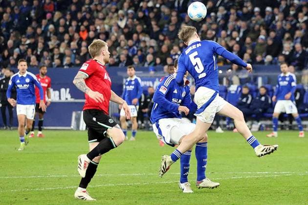 14.03.2025, xrekx, Fussball 2.Bundesliga, FC Schalke 04 - Hannover 96 v.l. Andreas Voglsammer (Hannover 96) Derry Murkin (FC Schalke 04) (DFL DFB REGULATIONS PROHIBIT ANY USE OF PHOTOGRAPHS as IMAGE SEQUENCES and or QUASI-VIDEO) Gelsenkirchen