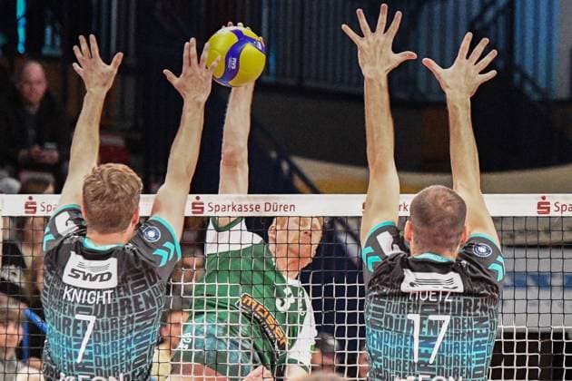 v.li.: Alex Knight (Powervolleys Düren, 7) und Francois Huetz (Powervolleys Düren, 17) rechts, bei der Blockbildung, Yannik Harms (FT 1844 Freiburg, 3) mitte schmettert den Ball, Aktion, Action, Spielszene, 14.03.2025, Düren (Deutschland), Volleyball, 1. Bundesliga Männer, SWD Powervolleys Düren - FT 1844 Freiburg