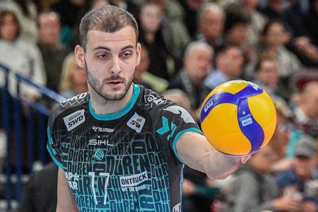 Francois Huetz (Powervolleys Düren, 17) bei der Angabe, beim Aufschlag, Einzelbild, Aktion, Action, 14.03.2025, Düren (Deutschland), Volleyball, 1. Bundesliga Männer, SWD Powervolleys Düren - FT 1844 Freiburg