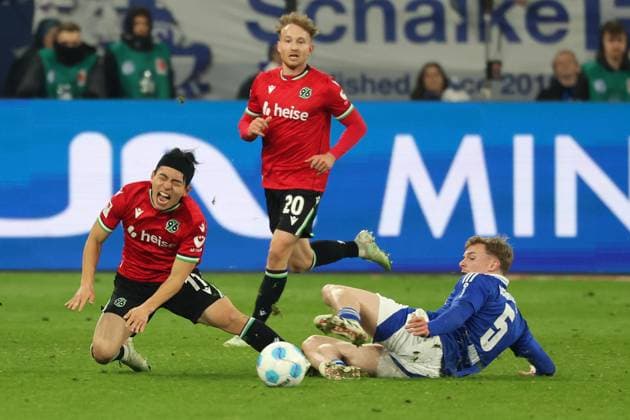 Fußball, 2. Bundesliga: FC Schalke 04 - Hannover 96, 26. Spieltag, Veltins Arena, Hyunju Lee (Hannover 96) und Derry John Murkin (FC Schalke 04) im Zweikampf, DFB DFL REGULATIONS PROHIBIT ANY USE OF PHOTOGRAPHS AS IMAGE SEQUENCES AND OR QUASI-VIDEO.