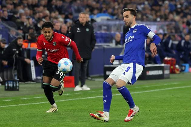 Fußball, 2. Bundesliga: FC Schalke 04 - Hannover 96, 26. Spieltag, Veltins Arena, Monju Thaddaus Momuluh (Hannover 96) und Kenan Karaman (FC Schalke 04) im Zweikampf, DFB DFL REGULATIONS PROHIBIT ANY USE OF PHOTOGRAPHS AS IMAGE SEQUENCES AND OR QUASI-VIDEO.