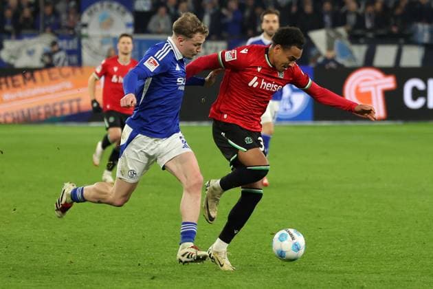 Fußball, 2. Bundesliga: FC Schalke 04 - Hannover 96, 26. Spieltag, Veltins Arena, Derry John Murkin (FC Schalke 04) und Monju Thaddaus Momuluh (Hannover 96) im Zweikampf, DFB DFL REGULATIONS PROHIBIT ANY USE OF PHOTOGRAPHS AS IMAGE SEQUENCES AND OR QUASI-VIDEO.