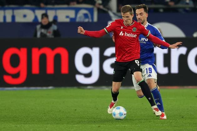 Fußball, 2. Bundesliga: FC Schalke 04 - Hannover 96, 26. Spieltag, Veltins Arena, Fabian Kunze (Hannover 96) und Kenan Karaman (FC Schalke 04) im Zweikampf, DFB DFL REGULATIONS PROHIBIT ANY USE OF PHOTOGRAPHS AS IMAGE SEQUENCES AND OR QUASI-VIDEO.