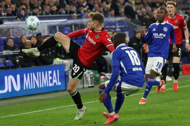 Fußball, 2. Bundesliga: FC Schalke 04 - Hannover 96, 26. Spieltag, Veltins Arena, Jannik Dehm (Hannover 96) und Christopher Antwi-Adjei (FC Schalke 04) im Zweikampf, DFB DFL REGULATIONS PROHIBIT ANY USE OF PHOTOGRAPHS AS IMAGE SEQUENCES AND OR QUASI-VIDEO.