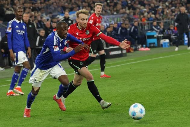 Fußball, 2. Bundesliga: FC Schalke 04 - Hannover 96, 26. Spieltag, Veltins Arena, Christopher Antwi-Adjei (FC Schalke 04) und Jannik Dehm (Hannover 96) im Zweikampf, DFB DFL REGULATIONS PROHIBIT ANY USE OF PHOTOGRAPHS AS IMAGE SEQUENCES AND OR QUASI-VIDEO.
